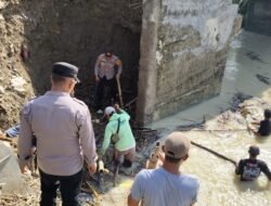 Warga Sekar dan Aparat Pasang Bronjong Cegah Longsor
