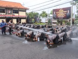 Momen Mengharukan, AKBP Mario Prahatinto Siram Anggota Saat Kenaikan Pangkat