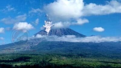 Gunung Semeru Meletus pukul 00.37 WIB, Waspadalah !