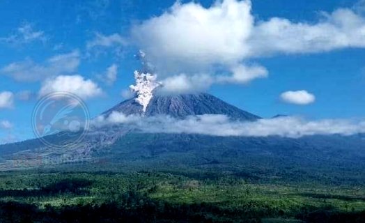 Nampak Letusan Semeru dari kejauhan