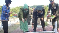 Tabur Bunga Penghormatan para Pahlawan yang dipimpin Dandim 0813 Bojonegoro Letkol Dedy Dwi Wijayanto Berlangsung Khidmat