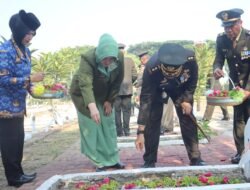 Tabur Bunga Penghormatan para Pahlawan yang dipimpin Dandim 0813 Bojonegoro Letkol Dedy Dwi Wijayanto Berlangsung Khidmat