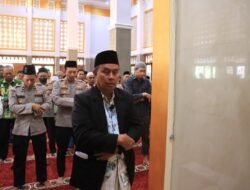 Anggota Polres Bojonegoro Shalat Gaib untuk Korban Banjir di Aceh, Sumut, dan Sumbar