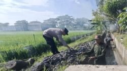 Antisipasi Luapan Air Akibat Curah Hujan, Polsek Kalitidu  Turut Hadir Bersihkan Gorong-Gorong