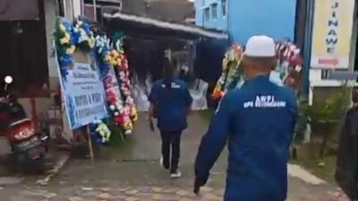 Ketua AWPI Bojonegoro Agus Setiadi dan anggota Takziah ke Rumah Duka Brigjen Pol Dekananto Eko Purwono