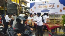 Momen Ramadhan Polwan Polres Bojonegoro Berbagi Ratusan Takjil kepada Pengguna Jalan