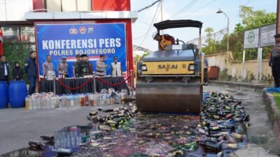Polisi Gilas Ribuan Liter Miras dengan Alat Berat di Bojonegoro 