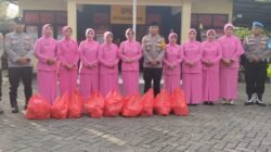 Bhayangkari Polsek Ngraho Bojonegoro Bagikan 200 Takjil di Bulan Ramadhan