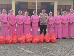 Bhayangkari Polsek Ngraho Bojonegoro Bagikan 200 Takjil di Bulan Ramadhan