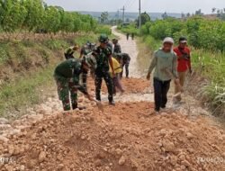 Babinsa dan Warga Dusun Maor Kompak Perbaiki Akses Jalan