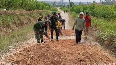 Babinsa dan Warga Dusun Maor Kompak Perbaiki Akses Jalan