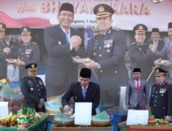 Bupati Bojonegoro Bersama Forkopimda Beri Kejutan Tumpeng untuk Kapolres di HUT Bhayangkara ke-80