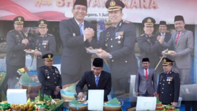 Bupati Bojonegoro Bersama Forkopimda Beri Kejutan Tumpeng untuk Kapolres di HUT Bhayangkara ke-80