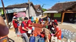 KKN TK 11 Unigoro Bersama BPBD Bojonegoro Salurkan 12.000 Liter Air Bersih untuk Warga Terdampak Kekeringan