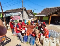 KKN TK 11 Unigoro Bersama BPBD Bojonegoro Salurkan 12.000 Liter Air Bersih untuk Warga Terdampak Kekeringan