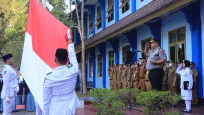 Kapolresta Tuban Jadi Pembina Upacara di SMAN 1 Tuban