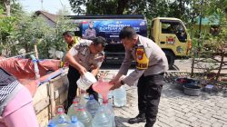 Hadir di Tengah Kekeringan, Polres Bojonegoro Beri Air Bersih Sambut HUT ke-75 Humas Polri