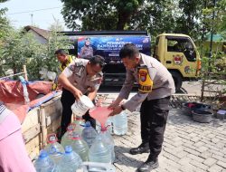 Hadir di Tengah Kekeringan, Polres Bojonegoro Beri Air Bersih Sambut HUT ke-75 Humas Polri